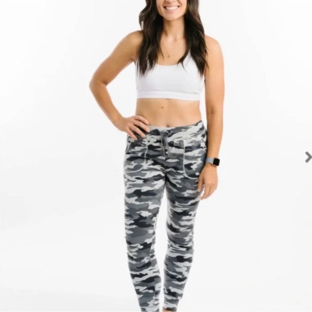 Zyia Active Gray Camo Unwind Jogger 28” Pants Size M